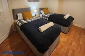 Comfy 3-Bed House - Sleeps 6 & Free Parking - Image 4
