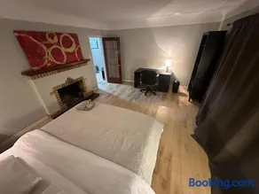 Artistic Apartment Near Downtown - Image 2