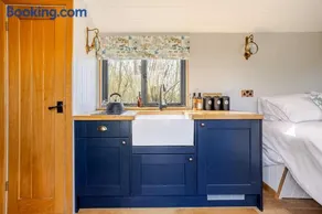 Oakwood Marina - Private Shepherd's Hut - Image 2