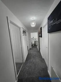 Modern 2-Bed Flat Close to Ricoh Arena - Image 4