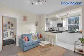 Sleek 1-Bed Retreat, 2-Min Walk to Chiswick Park Tube - Image 3