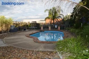 Warwick Motor Inn - Image 2