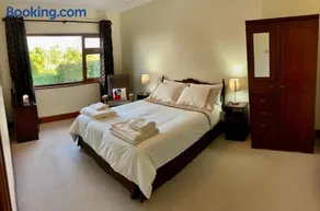Lily's - 3 Bedroom Country Cottage with Large Garden - Image 2
