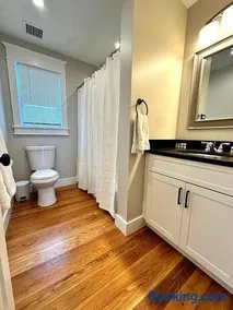 Luxury 3BR with King Beds in Montgomery Village - Image 2