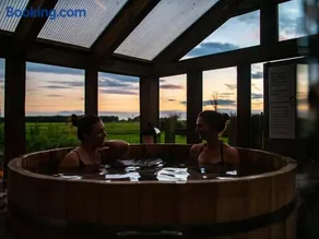 Large Country Cottage, Sleeps 8 - Spa Facilities, Garden Bar, Catering Services, Free Parking, Nature Reserve, Hen Parties - Image 2