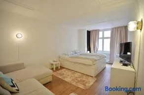 Cozy City Center, 4 Bedroom, New Kitchen, 120sq, 5min walk to Main Station - Image 2