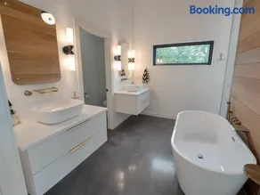 Luxury Lakeview Retreat - Image 1