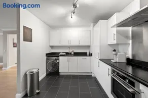 2BR Top Floor City Apt with King or Twin Beds, Free Secure Underground Parking & SkyStream TV - Central Reading, Sleeps 6 - Image 2