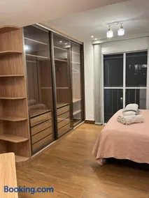 Cobertura Incrível, silenciosa e familiar com sala ampla, cozinha americana, 3 quartos, área gourmet, terraço aberto com churrasqueira e jacuzzi na Praia da Barra da Tijuca - Rio de Janeiro - apto inteiro só pra você - Image 3