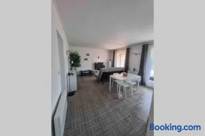 Bel appartement avec balcon et parking privé - Image 1