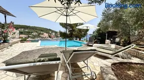 Villa Paladin - Spacious Villa with Pool near Garden Resort - 7 Min walk - Image 1