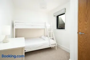 Lakeside property with spa access on a nature reserve Grays Cottage WI24 - Image 4