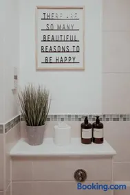 The Diickens Den - Stylish Rochester 1BR Flat - Sleeps 4 - Walk to High St, Castle & Station with Secured Parking - Contractor - Friendly and Ideal for Long Stays - Image 2