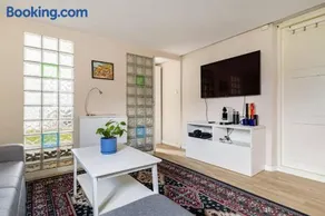 Mountain view Apartment near Oslo: bedroom, lounge, kitchen and bathroom. Flat in Rykkinn - Image 3