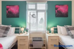 Bright & Modern Cambridge Room 6 - Image 3