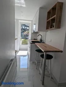 Cosy appartment with access to garden, parking and direct line to Eiffel tower - Image 3