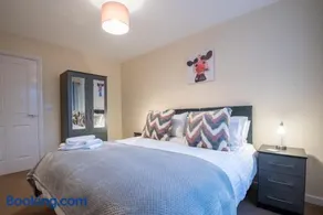 No12, Modern 2 Bedroom Apartment - Image 3
