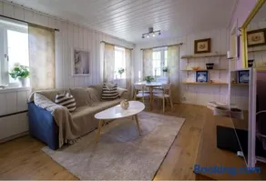 Lilla gröna huset på gården - Image 3