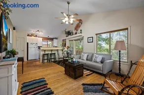 Cozy Forest Cabin Near Yosemite Romantic Escape - Image 4