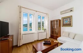 Six-Bedroom Holiday Home In Primosten - Image 3