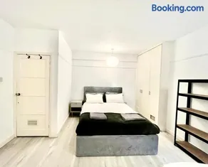 Premium Luxury Two-Bedroom Stay in the Heart of Chiswick - Image 2