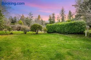 Dog-friendly home with Siuslaw River views fireplace & WiFi - near beach & town - Image 1