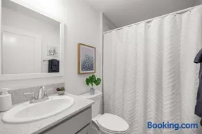 Luxe 3BR With Golf Cart, Long & Short Stays, Walk to Eastport - Image 3