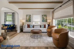 Bella Azul - Charming Home Minutes from Campus home - Image 3