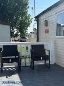 6 Beds 2 Sofa bed Family friendly - unlimited Wi-Fi, Warm, Cozy Sun decking Caravan at Seawick Holiday Park - Image 5