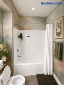 Premium room and private bathroom in mdr-hot-tub - Image 2