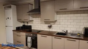 Large 2 Bed Flat - Image 2