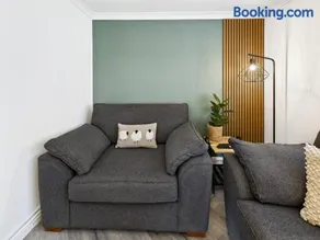4 Bedroom House in Port Talbot with Parking, Ideal for Contractors - Image 4