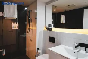 Sunny Central & Convenient, Terraces Apartment Bowen Hills - Image 2