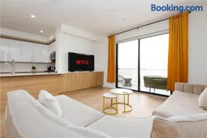 Stylish Apartments in Glendale with Free Parking - Image 2