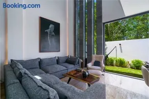 Luxury 5 Bedroom Villa - Private Heated Pool - Movie Theater - Gated Community - fits 11 - Image 2