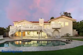 Independent Unit in Luxury Hillsborough Retreat Pool, Hot Tub and Views - Image 1