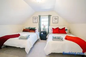 Spacious Pet Friendly Falls Church Home for 16 - Image 5