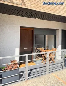 Apartamento con balcón y vistas a la montaña - Image 2