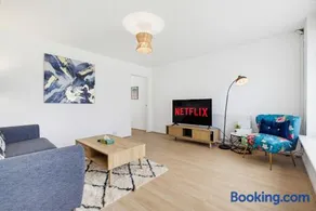 Spacious, Comfy, 3 Bed House - Free Parking - Quiet Area - In Shirley, Solihull - Near JLR, NEC, Airport, M42 - Image 4