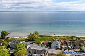 Beautiful villa with ocean views and a large garden - Image 3