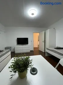3 Wohnungen in einem Haus, ideal bis 14 Personen - Image 2