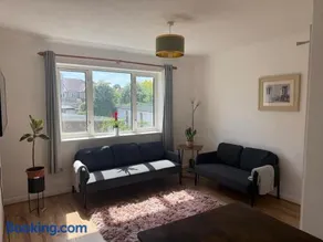 The Chessington Retreat - 2 Bed Home - Image 4