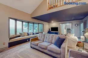 Dog-friendly hilltop estate with fireplace & incredible Columbia River view - Image 1