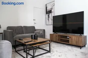 Modern 4BR Home in Dudley - Image 5
