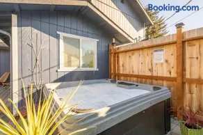 Spacious Retreat with Hot Tub Patio & King Bed - Image 3