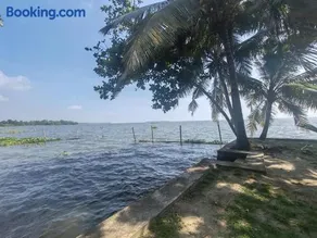 Bliss on the Lake - Image 4