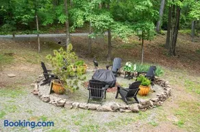 Cozy Chalet w Hot Tub Loft Fire Pit & Grill - Image 3