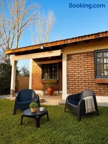 Casa mendocina con gran jardín y parrilla - Image 1