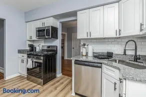 Stylish Modern Home Near Downtown Pittsburgh | Sleeps 7 - Image 4