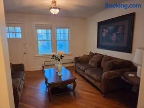 Charming Bungalow on a end st sits on a park - Image 1